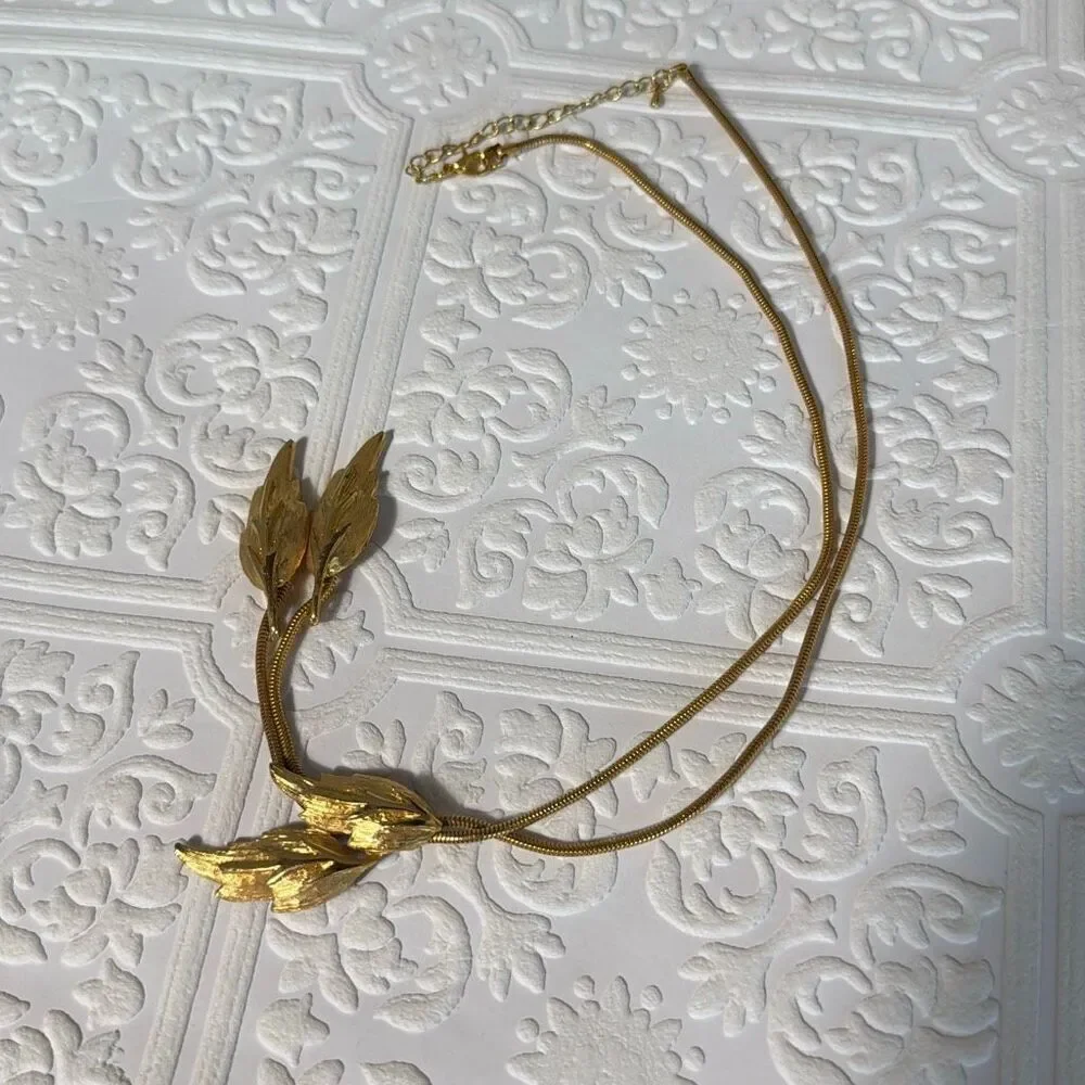 Vintage Gold Tone Y Drop Rope Chain Gold Brush‎ Leaf Pendant Bolo Style 16”- 19”